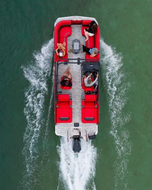 Image post by @crestpontoonboats on Instagram
