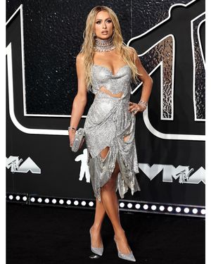 Image post by @parishilton on Instagram