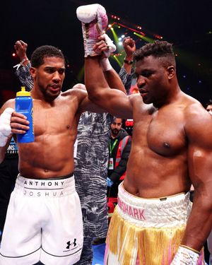 Image post by @DAZNBoxing on Twitter/X