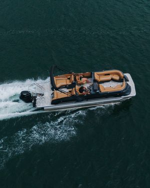 Image post by @crestpontoonboats on Instagram