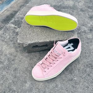 Image post by @dsw on Instagram