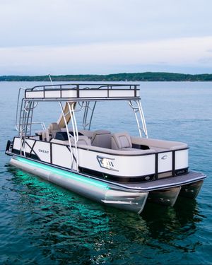 Image post by @crestpontoonboats on Instagram