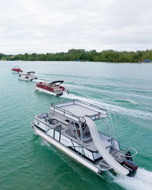 Image post by @crestpontoonboats on Instagram