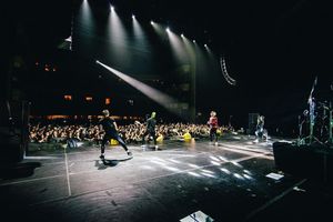 Image post by @fallinginreverse on Instagram