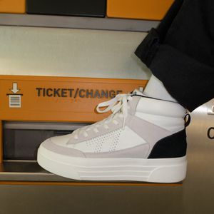 Image post by @dsw on Instagram