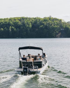 Image post by @crestpontoonboats on Instagram
