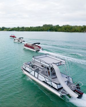 Image post by @crestpontoonboats on Instagram