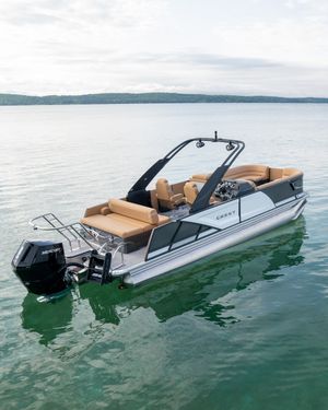 Image post by @crestpontoonboats on Instagram