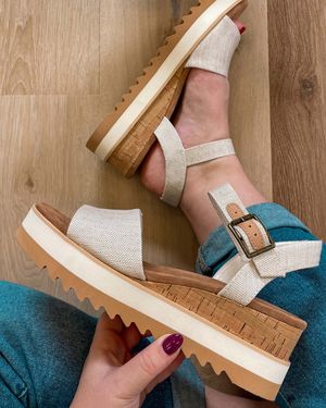 Image post by @dsw on Instagram