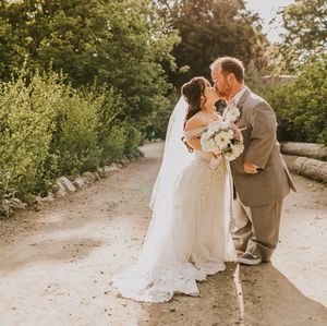 Image post by @theknot on Instagram