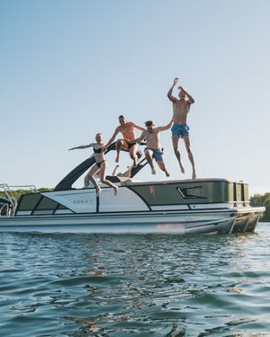 Image post by @crestpontoonboats on Instagram