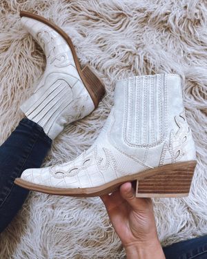 Image post by @dsw on Instagram