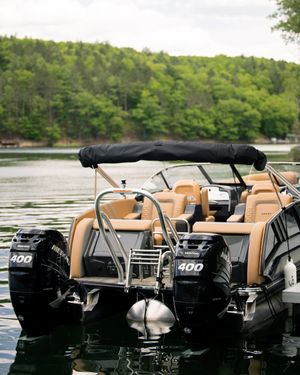 Image post by @crestpontoonboats on Instagram