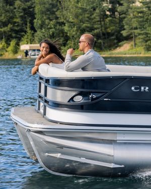 Image post by @crestpontoonboats on Instagram