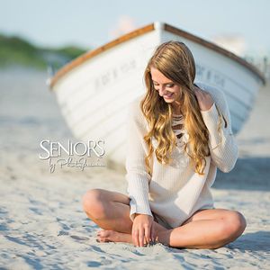 Image post by @seniorsbyphotojeania on Instagram