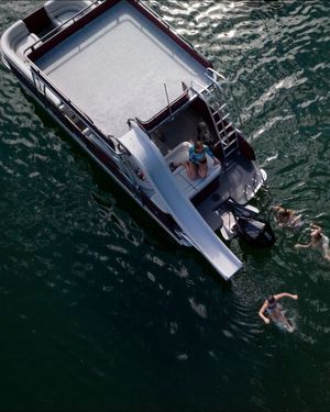 Image post by @crestpontoonboats on Instagram