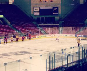 Image post by @du_hockey on Instagram
