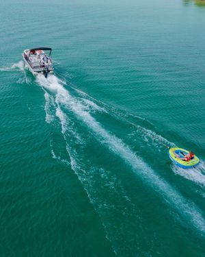Image post by @crestpontoonboats on Instagram