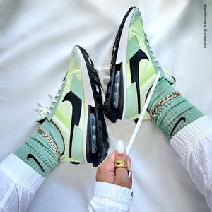 Image post by @sneakercenter on Instagram