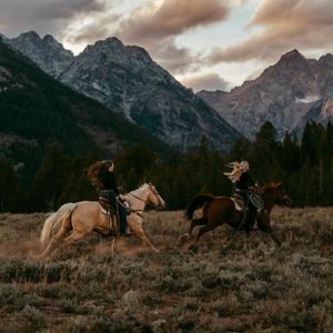 Image post by @cowgirlmagazine on Instagram