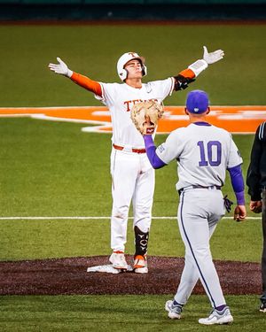 Image post by @TexasLonghorns on Twitter
