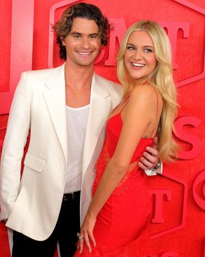 Image post by @enews on Instagram