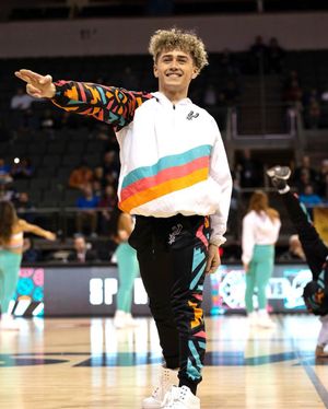 Image post by @spurshypesquad on Instagram