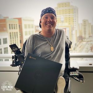 Image post by @lookmomnohands on Instagram