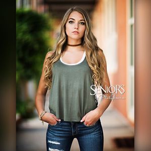 Image post by @seniorsbyphotojeania on Instagram