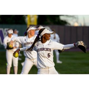 Image post by @uwsoftball on Instagram