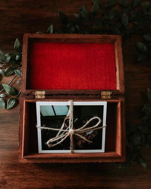 Image post by @thismodernlovephoto on Instagram