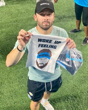 Image post by @roaringriot on Instagram