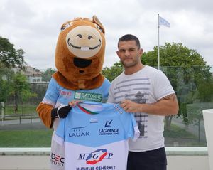 Image post by @avironrugbypro on Instagram