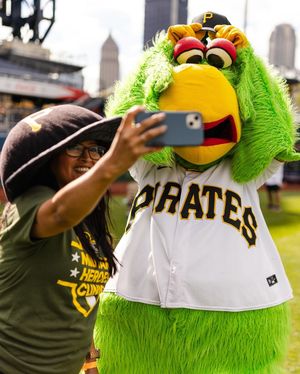 Image post by @pirate_parrot on Instagram