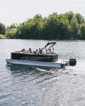 Image post by @crestpontoonboats on Instagram