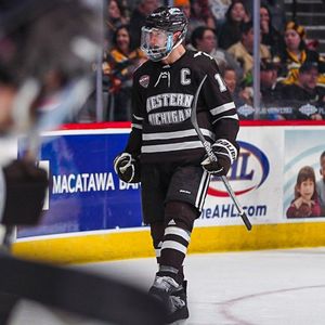 Image post by @everythingcollegehockey on Instagram