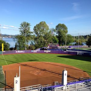 Image post by @uwsoftball on Instagram