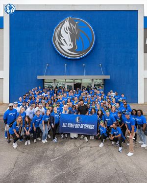 Image post by @mavsoffcourt on Instagram