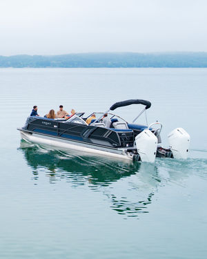 Image post by @crestpontoonboats on Instagram