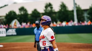 Image post by @clemsonsoftball on Twitter