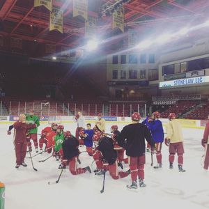 Image post by @du_hockey on Instagram