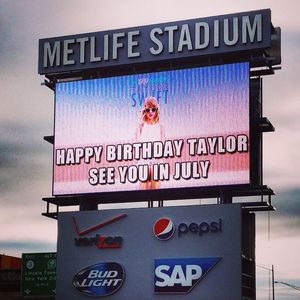 Image post by @metlifestadium on Instagram