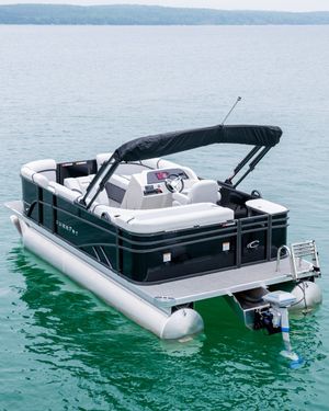 Image post by @crestpontoonboats on Instagram