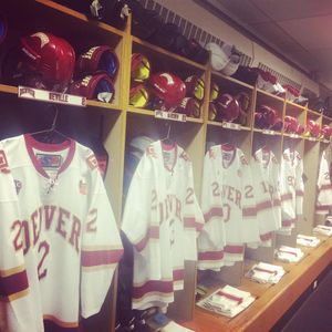 Image post by @du_hockey on Instagram