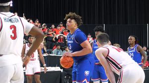 Video post by @latechhoops on Twitter