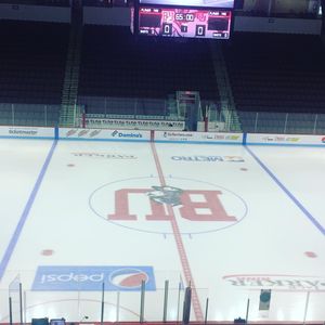 Image post by @du_hockey on Instagram