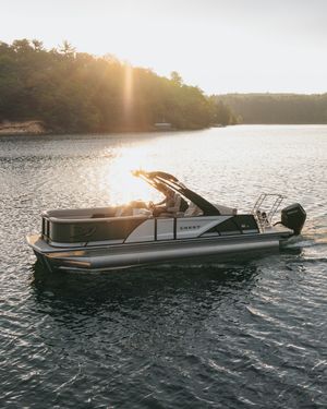 Image post by @crestpontoonboats on Instagram
