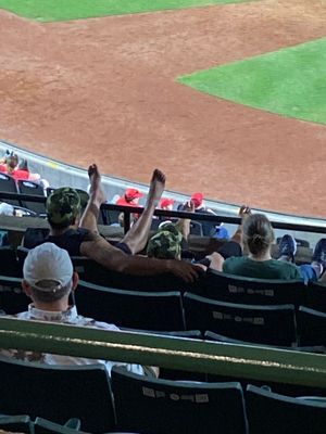 Image post by @LouisvilleBats on Twitter