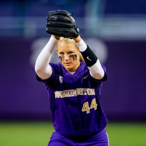 Image post by @uwsoftball on Instagram
