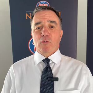 Video post by @NaismithTrophy on Twitter
